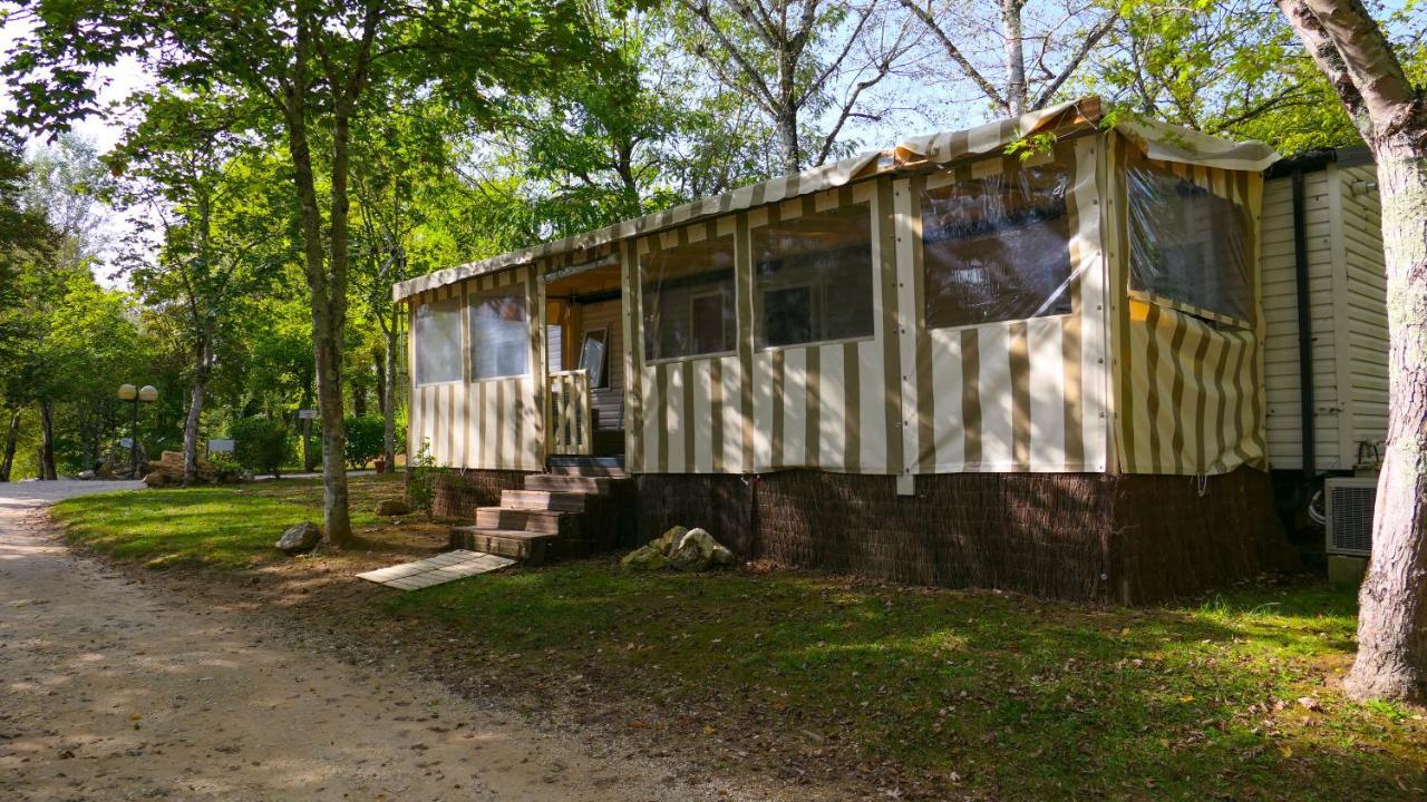 Camping Les Lacs De Courtes Hotel Estang Exterior foto