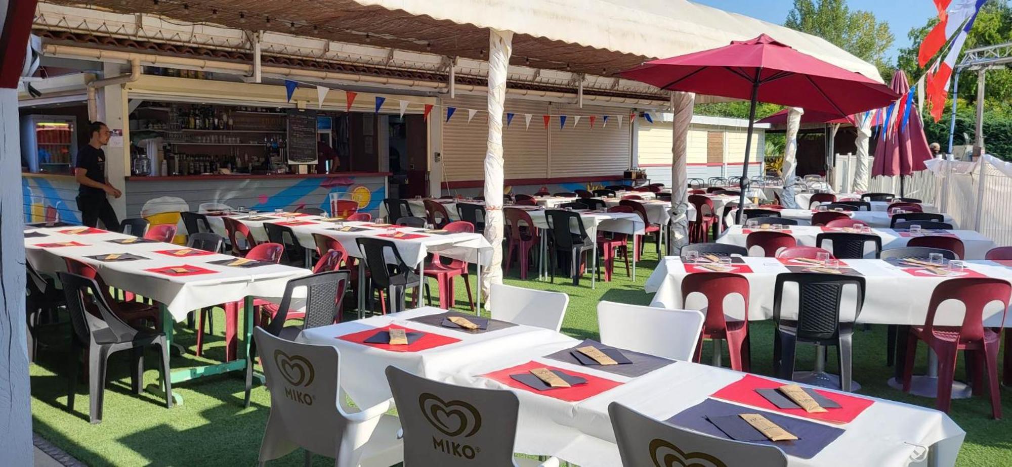 Camping Les Lacs De Courtes Hotel Estang Exterior foto
